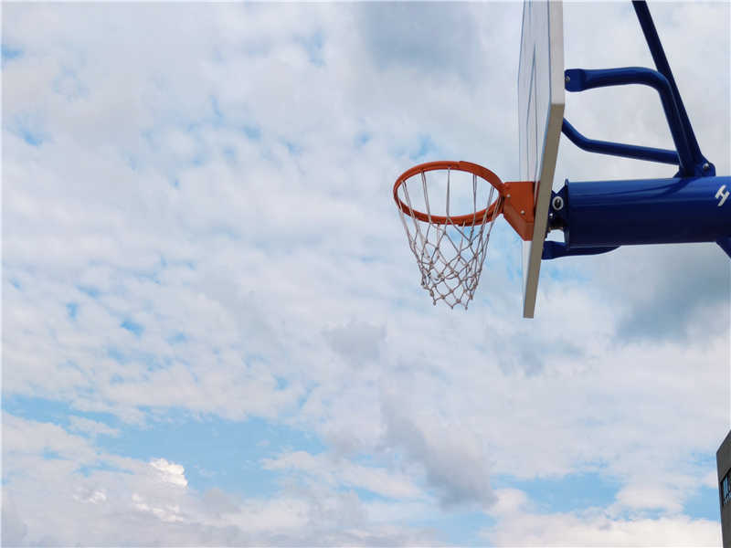 學(xué)?；@球場