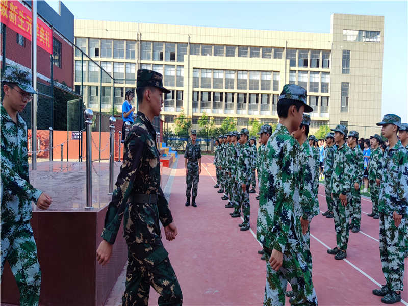 升旗儀式—學(xué)生護旗方隊